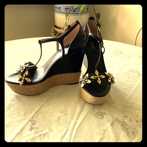 Michael Kors trendy sandals. - Picture 1 of 3